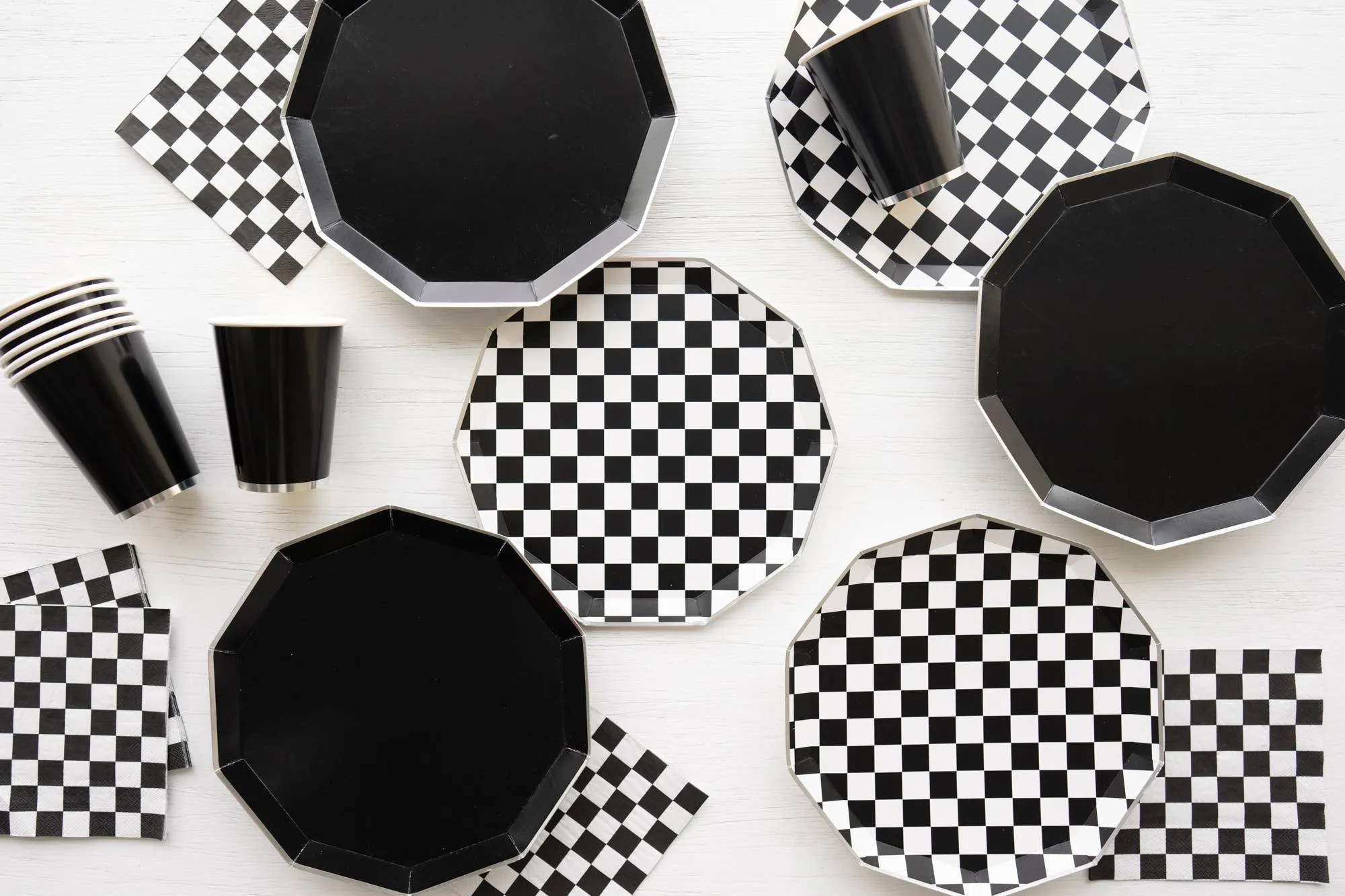 Bonjour Fête - BLACK AND WHITE SIGNATURE CHECKER DINNER PLATES